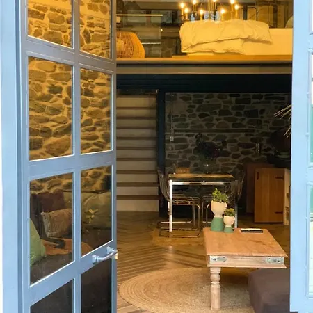 Akakia's House *